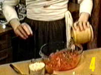 Грецкие орехи слегка растолчём в ступке и высыпем 2-3 столовые ложки на тёртую морковь.