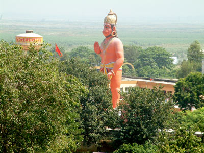 Издалека видна огромная статуя Ханумана, расположенная на холме.