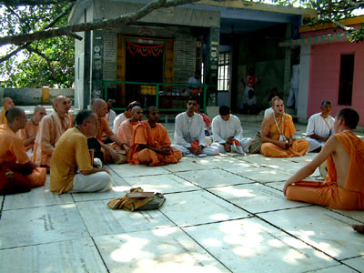 Около двадцати брахмачари школы вместе с преподавателями, включая Гопипаранадхану Прабху и его семью